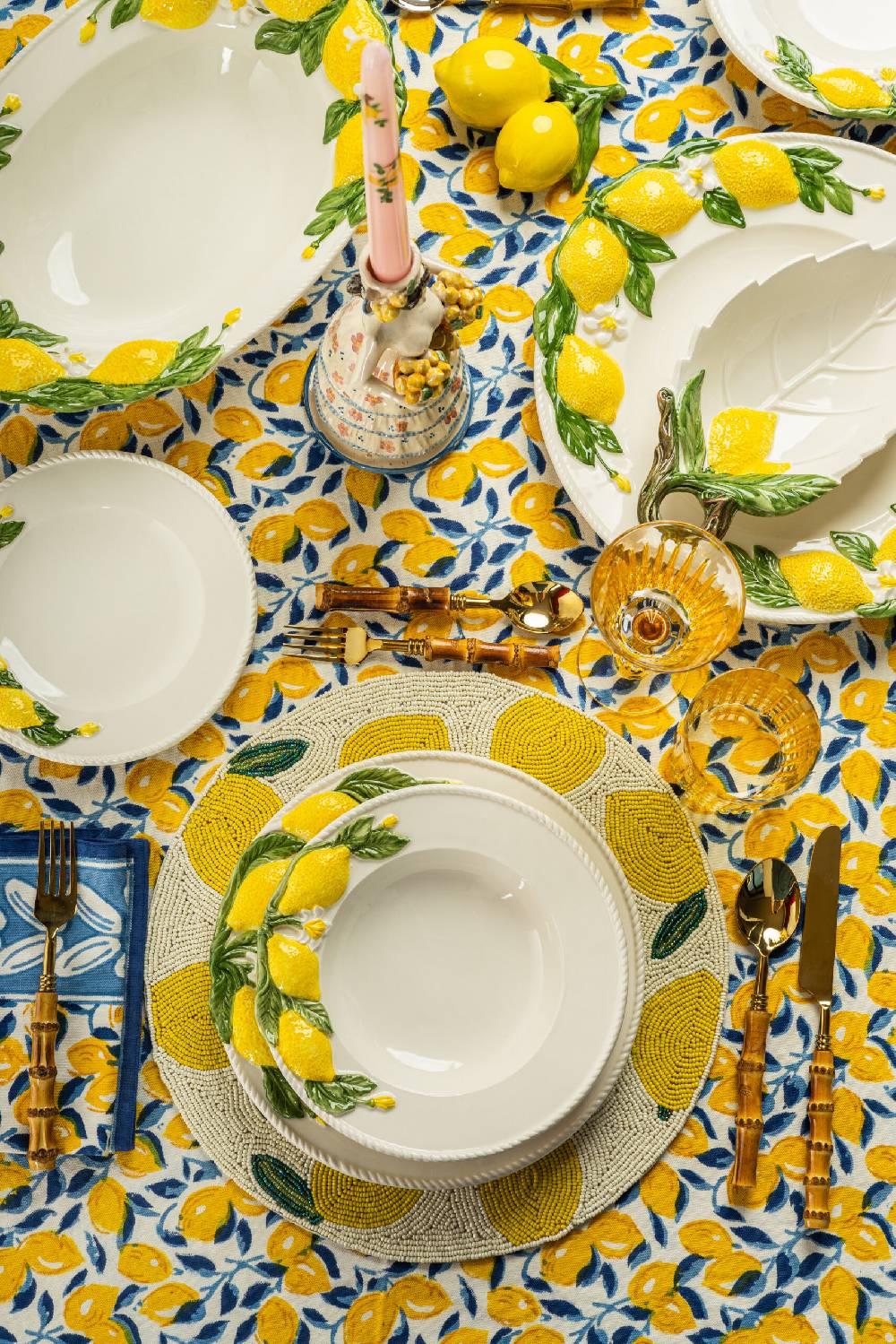 Les Ottomans Lemon handpainted ceramic charger plate Offerta temporanea