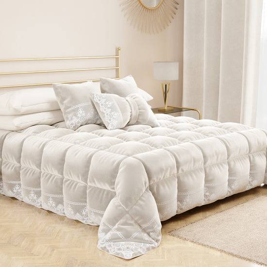 PETTI Cuscino Arredo Fiocco in Velluto e Balza con Pizzo Rebrodè 40x50 cm, Cuscino divano Bianco By Sissy Sottocosto